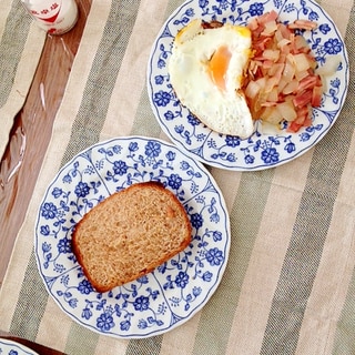 卵焼きとベーコンと玉ねぎの炒め物とトースト